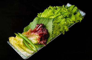 黑色背景上韩式烧烤蔬菜拼盘