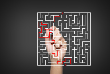 商务商业人士突破迷宫寻找答案概念