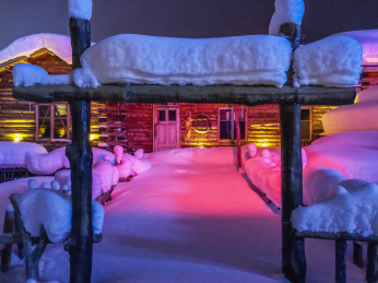 中国黑龙江哈尔滨亚布力滑雪旅游度假区雪乡夜景