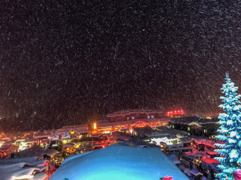 中国黑龙江哈尔滨亚布力滑雪旅游度假区雪乡夜景