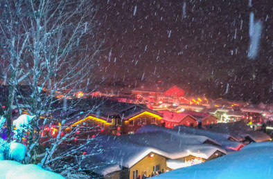 中国黑龙江哈尔滨亚布力滑雪旅游度假区雪乡夜景