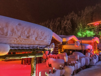 中国黑龙江哈尔滨亚布力滑雪旅游度假区雪乡夜景