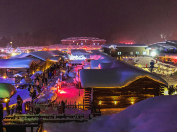 中国黑龙江哈尔滨亚布力滑雪旅游度假区雪乡夜景
