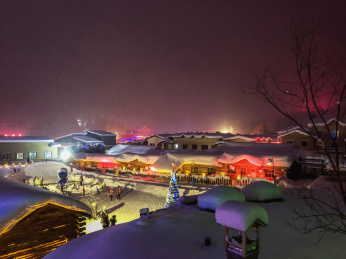 中国黑龙江哈尔滨亚布力滑雪旅游度假区雪乡夜景