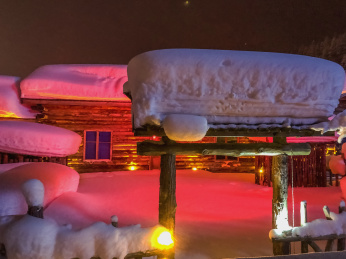 中国黑龙江哈尔滨亚布力滑雪旅游度假区雪乡夜景