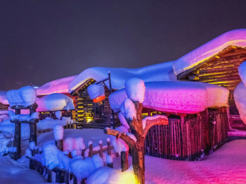 中国黑龙江哈尔滨亚布力滑雪旅游度假区雪乡夜景