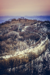 列车穿越北京居庸关花海