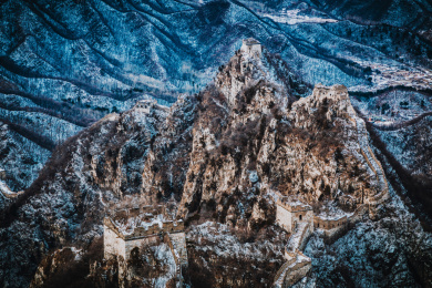 列车穿越北京居庸关花海