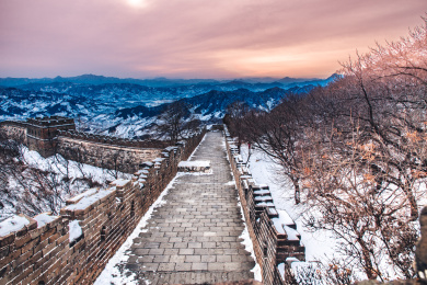 列车穿越北京居庸关花海