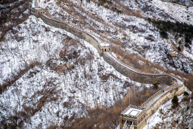 列车穿越北京居庸关花海