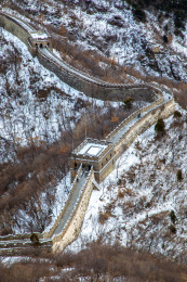 列车穿越北京居庸关花海