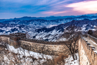 列车穿越北京居庸关花海