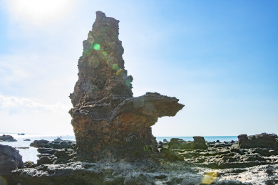 中国海南儋州龙门山景区大海与形状奇特的巨石