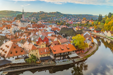 欧洲捷克克鲁姆洛夫小镇日出时刻全景画面 