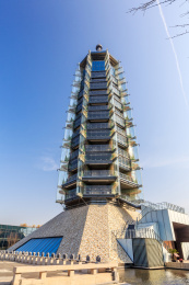 蓝天下大报恩寺玻璃塔，中国江苏省南京市大报恩寺遗址公园