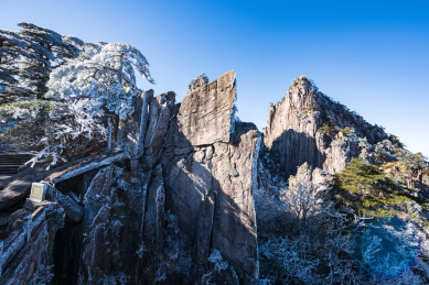 中国安徽黄山风景区冬季的群山与雾凇