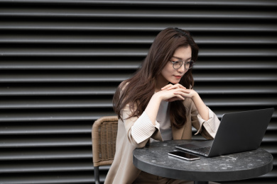 一位年轻的职业女性