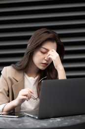 一位年轻的职业女性