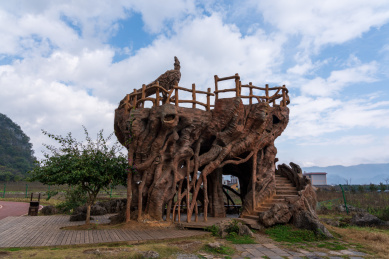 贵州兴义万峰林景区孔雀雕塑观景台