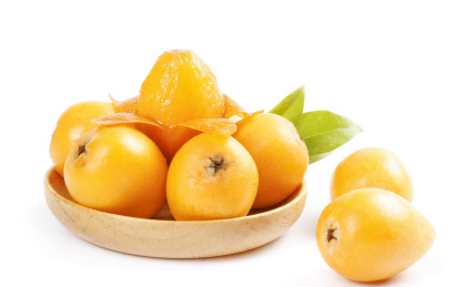 白底上放着一盘枇杷和枇杷果肉