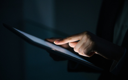 在黑暗的环境下使用平板电脑