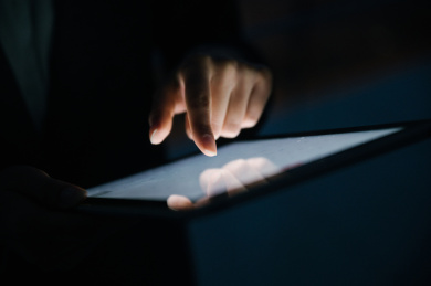 在黑暗的环境下使用平板电脑