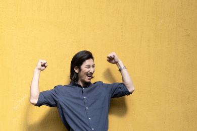 站在黄色背景前的年轻商务男士