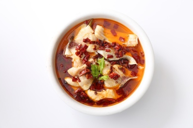 白色大盆里的麻辣鱼汤