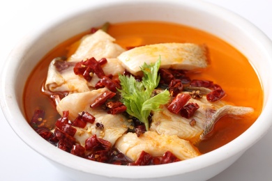 白色大盆里的麻辣鱼汤