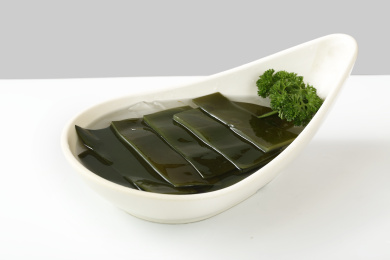 白色盘子里的火锅配菜海带