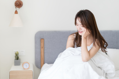 女生坐在床上