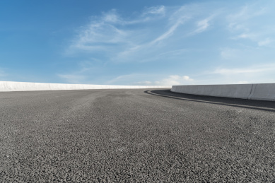 高速公路天际线和空的前景