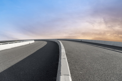 高速公路天际线和空的前景