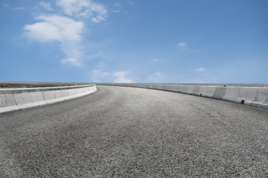 高速公路天际线和空的前景