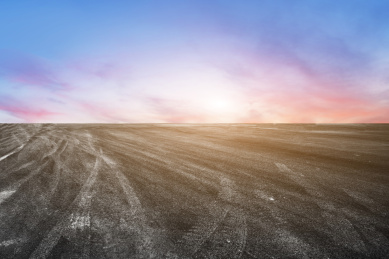 高速公路天际线和空的前景