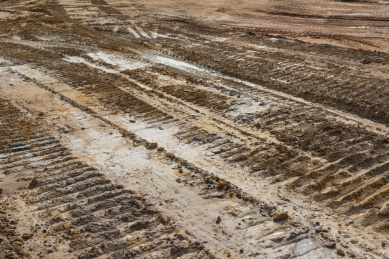 施工泥土道路上的履带印