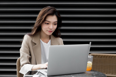 一个休闲商务形象的中国年轻女性