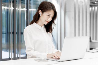 一个休闲商务形象的中国年轻女性