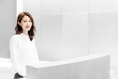 一个休闲商务形象的中国年轻女性