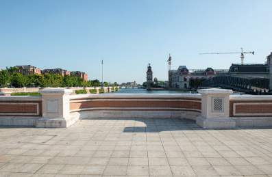 空旷欧式建筑风格石板的广场,欧式矮墙包围