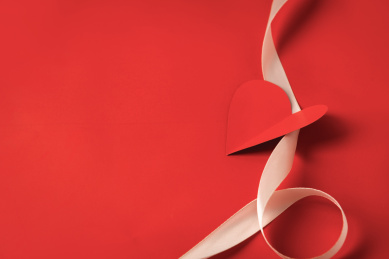 情人节红心剪纸放在香槟色的带子上