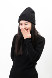 时尚女性捂嘴笑