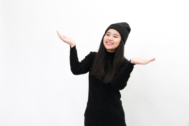 年轻女性看向前方做欢迎动作