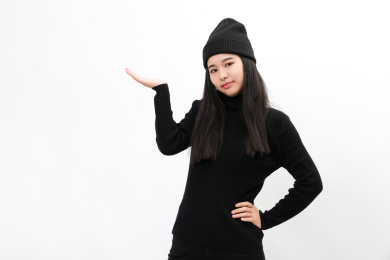 年轻甜美女生单手展示动作