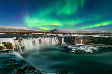 冰岛众神瀑布极光