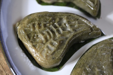 筷子夹着一块鼠壳粿