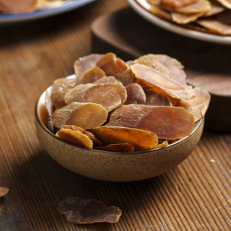 木桌上的中药材红参切片