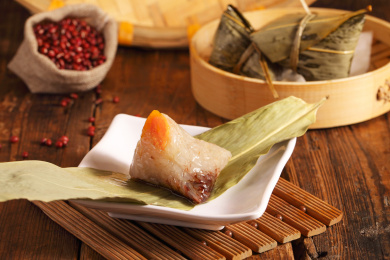 盘子上的潮州特产清甜粽