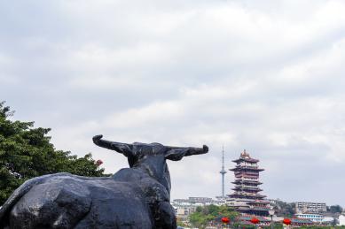 中国四川绵阳冬季铁牛广场视角看越王楼