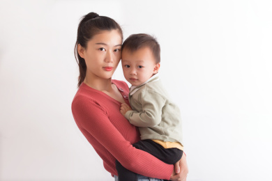 妈妈抱着宝贝